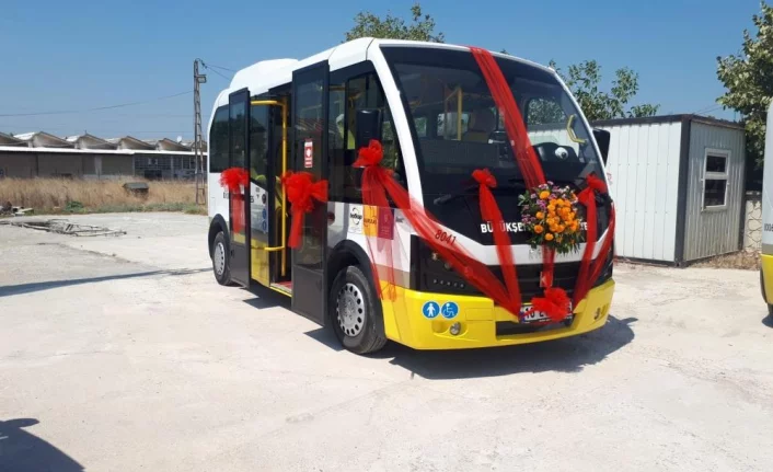 Bursa'da halk otobüsü gelin arabası oldu