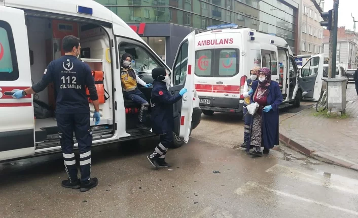 Bursa'da hasta taşıyan ambulans otomobille çarpıştı