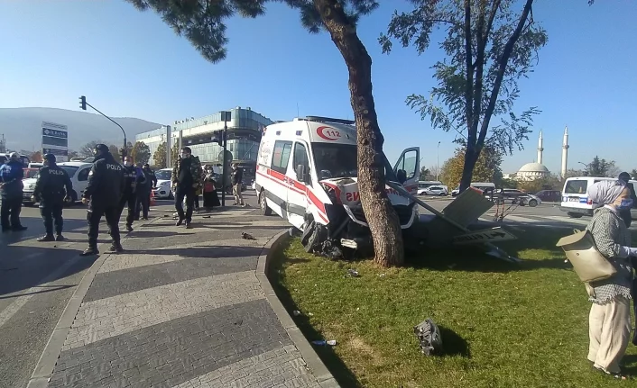 Bursa'da içinde hasta olan ambulansla otomobil çarpıştı: 5 yaralı!