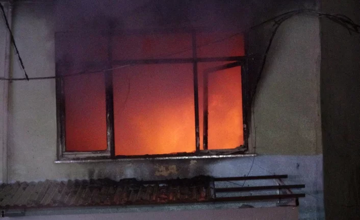 Bursa'da iki katlı binada çıkan yangında eşyalar kullanılamaz hale geldi!