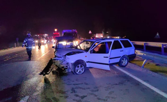 Bursa'da iki otomobil çarpıştı: 6 yaralı