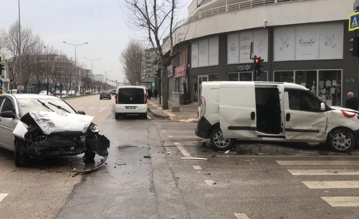 Bursa'da iki otomobilin çarpıştı: 9 yaralı