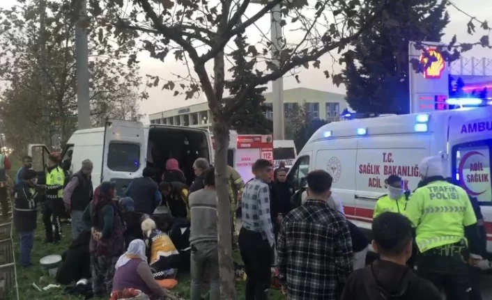 Bursa'da işçileri taşıyan minibüs kaza yaptı: 13 yaralı