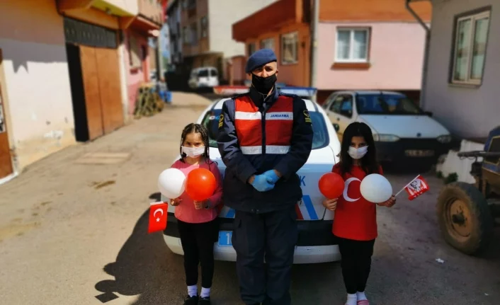 Bursa'da Jandarma ekipleri çocuklarla birlikte 23 Nisanı kutladı
