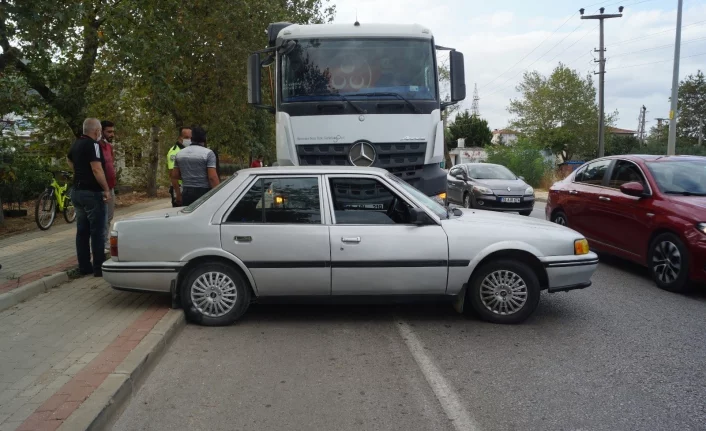 Bursa'da kamyon çarptığı otomobili metrelerce sürükledi!