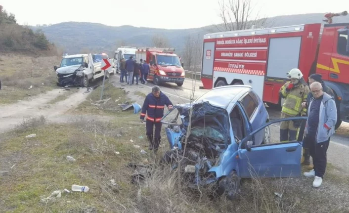 Bursa'da kamyonet ile otomobil kafa kafaya çarpıştı: 1'i ağır 2 yaralı