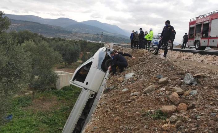 Bursa'da kamyonet zeytinliğe uçtu, şoför kayıp