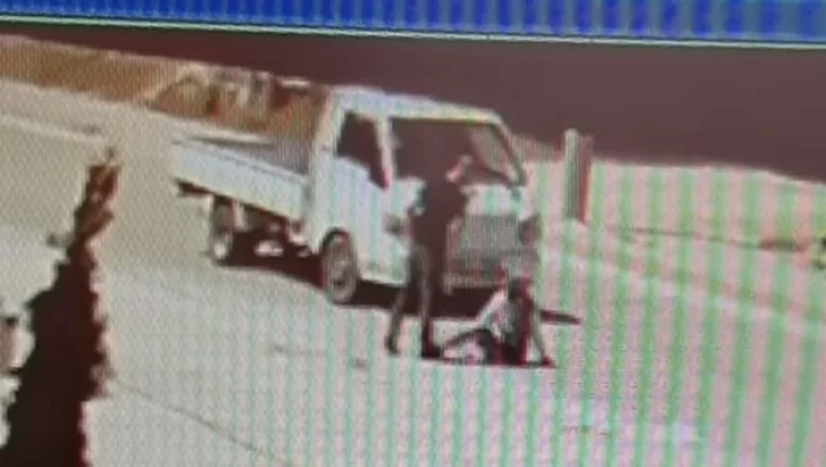 Bursa'da kamyonetin çarptığı kadın yaralandı, o ânlar kamerada