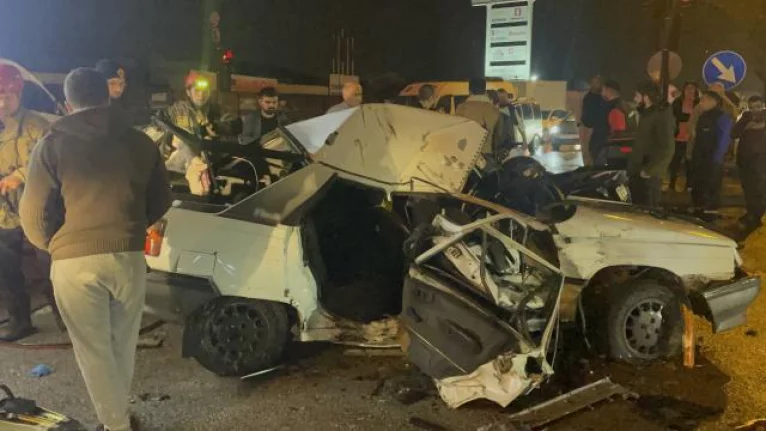 Bursa'da kamyonetle çarpışan otomobil paramparça oldu: 2 yaralı