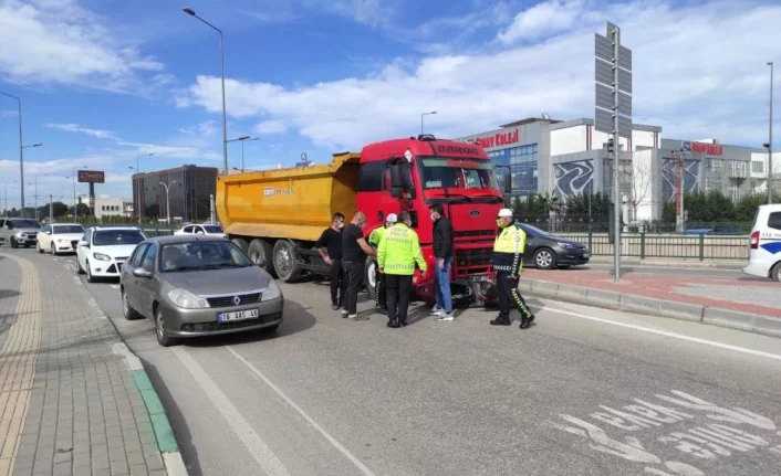 Bursa'da kamyonun çarptığı motosiklet sürücüsü yaralandı