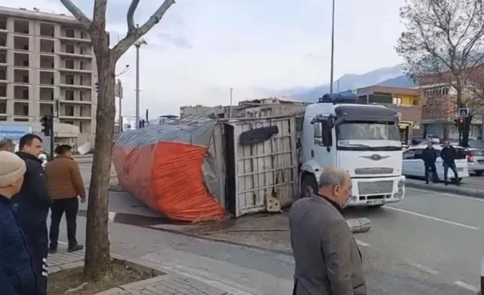Bursa'da kamyonun devrilme anı kameralarda