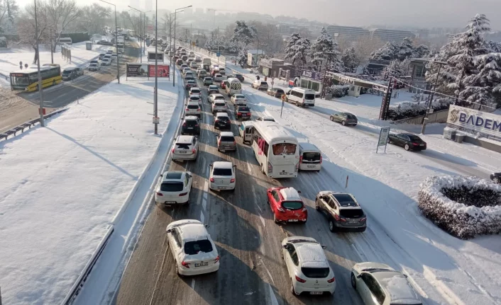 Bursa'da kar esareti! Trafik kilitlendi...