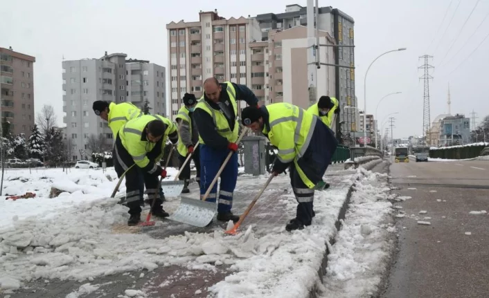 Bursa'da kar mangaları iş başında