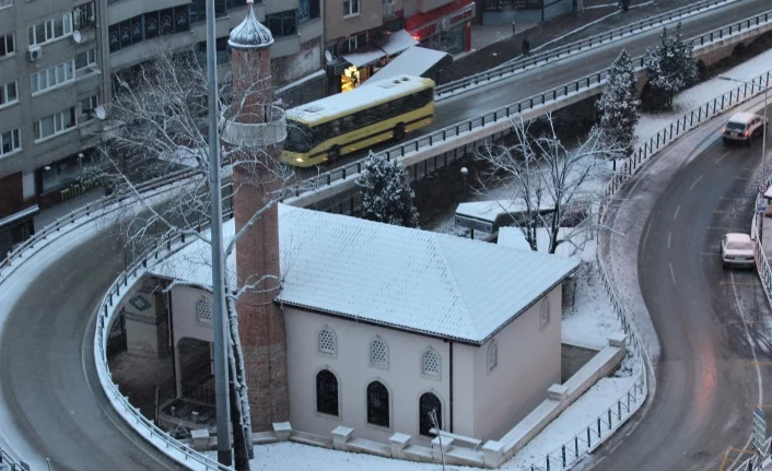 Bursa'da kar yağışı şehri beyaza bürüdü