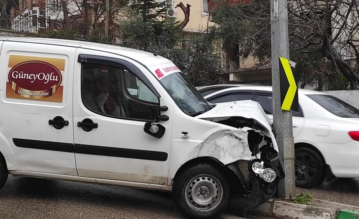 Bursa'da kayganlaşan yolda üst üste iki kaza