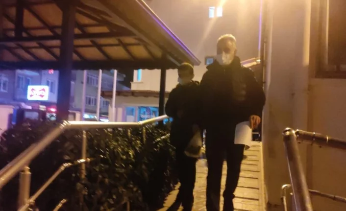 Bursa'da kayıp olan çocuğu bulan polisler ailesine teslim etti