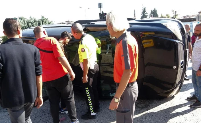 Bursa'da kaza! Tur minibüsü hasta nakil minibüsüne çarptı