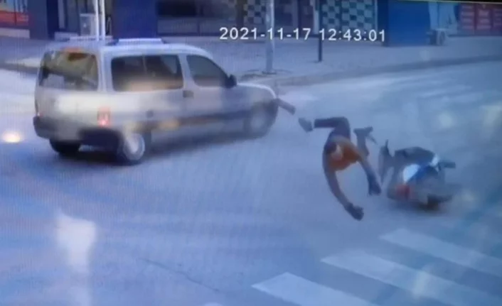 Bursa'da kaza yapan bisiklet sürücüsünün havalandığı anlar kamerada