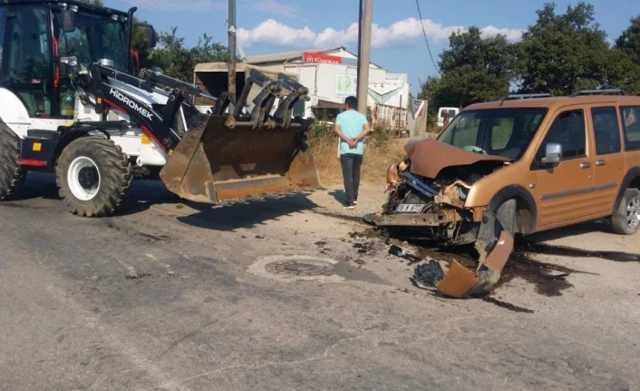 Bursa'da kepçe ile hafif ticari araç çarpıştı: 1 yaralı