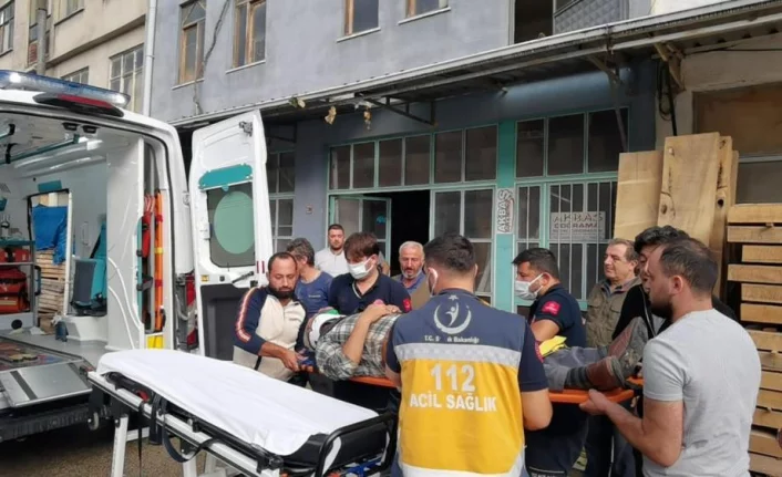 Bursa'da kırılan demir sac hastanelik etti