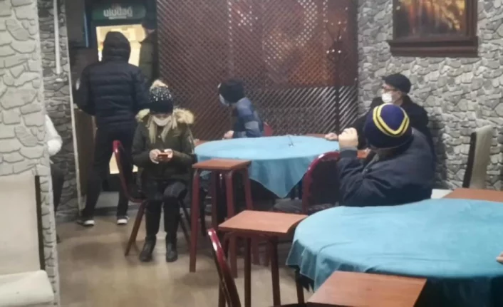 Bursa'da kısıtlamada alkollü kumar oyununa polis baskını