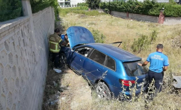 Bursa'da kontrolden çıkan araç şarampole uçtu: 2 yaralı