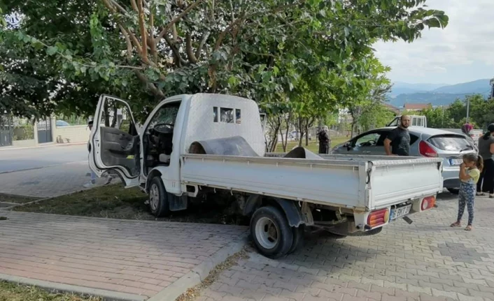 Bursa'da kontrolden çıkan kamyonet ağaca çarptı; sürücü yaralandı