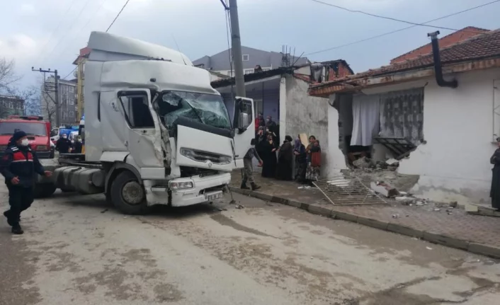 Bursa'da kontrolden çıkan tır eve çarptı: 1 yaralı