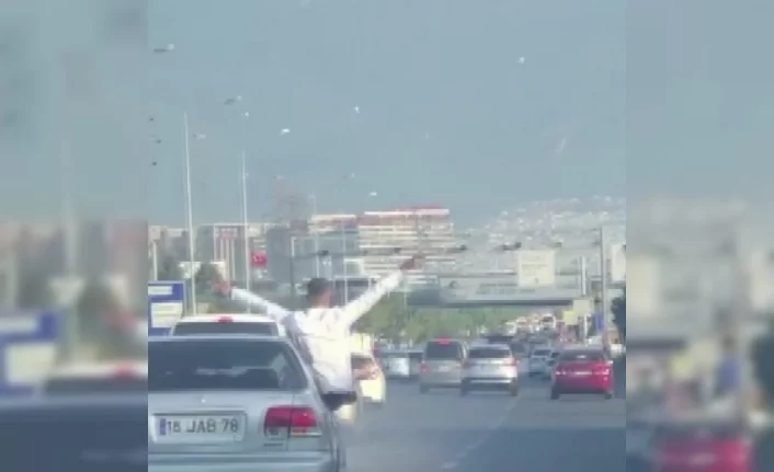 Bursa'da konvoydaki aracın camından havai fişek attılar
