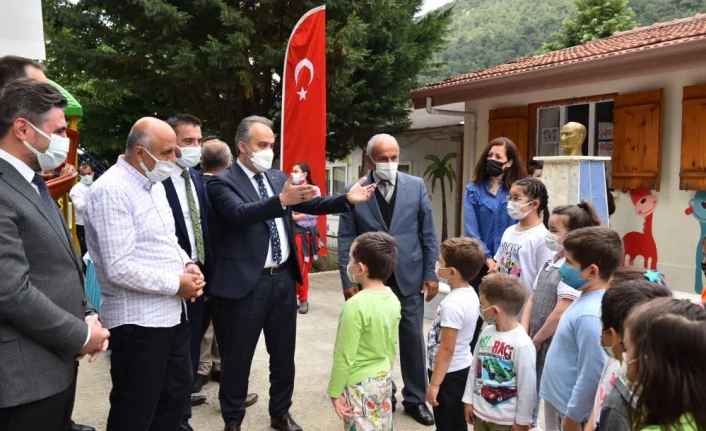 Bursa'da köy okulunda bayram havası