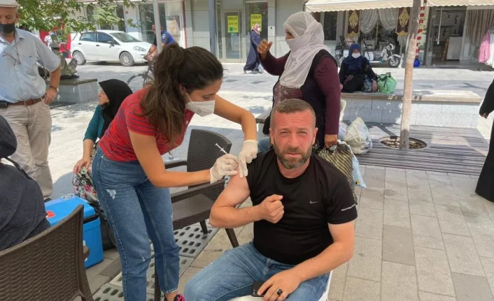 Bursa'da kurulan aşı çadırlarına ilgi büyük
