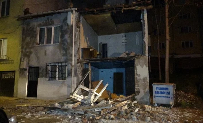 Bursa'da lodos hayatı felç etti: Binanın duvarı yıkıldı, ağaçlar yolları kapattı
