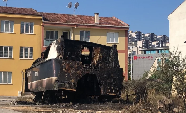 Bursa'da lüks yat alev alev yandı!