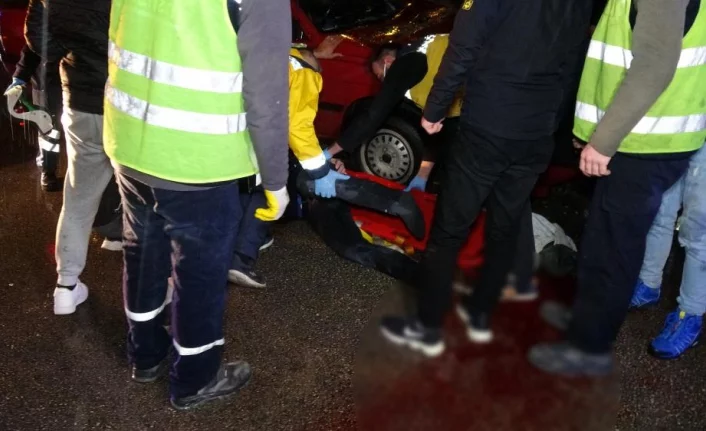 Bursa'da metronun elektrik bakımını yapan işçilere otomobil çarptı, 5'i işçi 6 kişi yaralandı