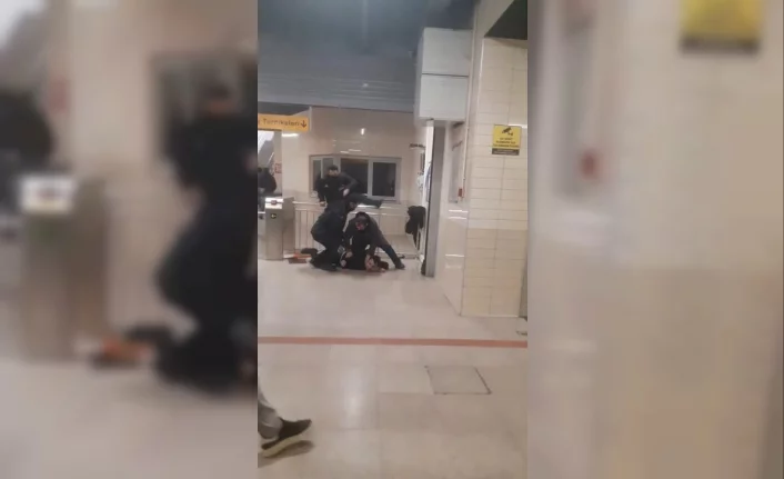 Bursa'da metroya ücretsiz binmek isteyen alkollü şahıs güvenlik görevlilerini canından bezdirdi