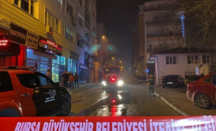 Bursa'da mobilya atölyesi ve geri dönüşüm tesisi alev alev yandı
