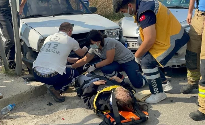 Bursa'da  motosiklet arabaya çarptı: 2 yaralı