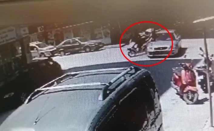 Bursa'da motosiklet kazası saniye saniye kameraya yansıdı!