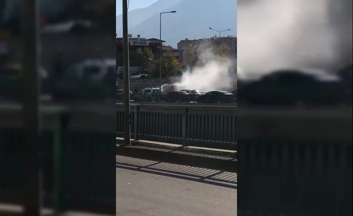 Bursa'da öfkeli sürücü minibüsünü ateşe verdi!