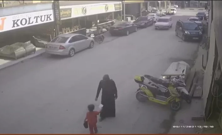 Bursa'da oğluna hırsızlık yaptıran kadın kameraya yakalandı