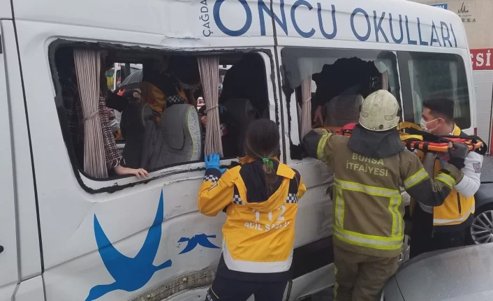 Bursa'da öğrenci servisi ile otobüs çarpıştı: 7 yaralı