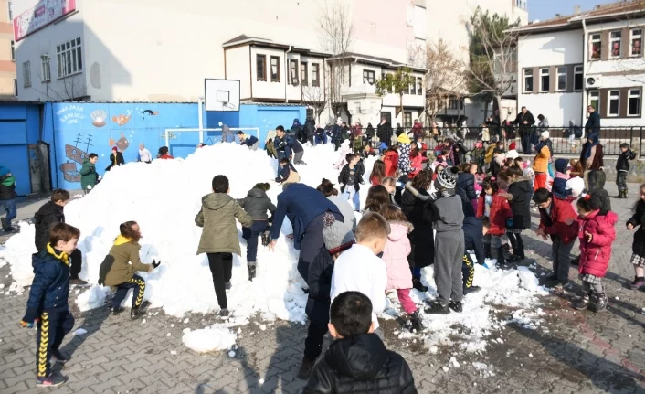 Bursa'da öğrenciler istedi belediye kar getirdi