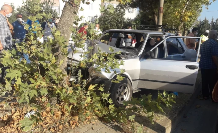 Bursa'da otomobil ağaça çarptı: 2 yaralı