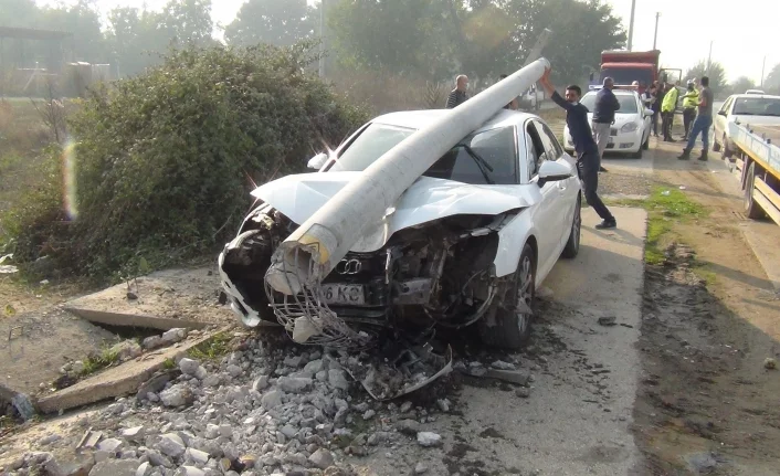 Bursa'da otomobil ile direğe çarptı, aracı bırakıp kayıplara karıştı!
