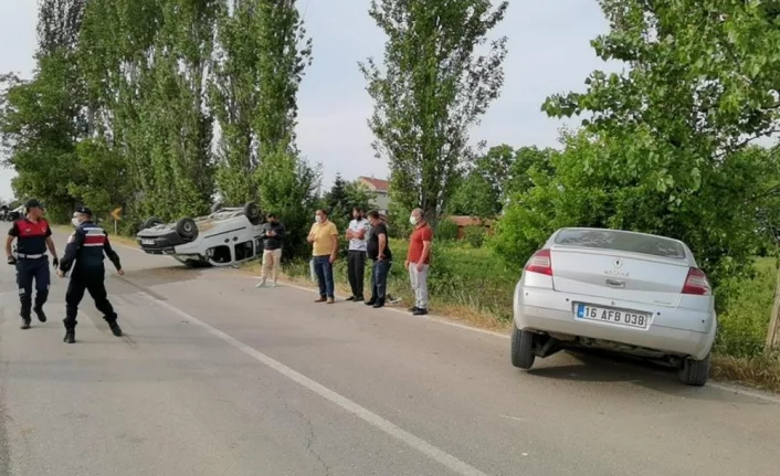 Bursa'da otomobil ile hafif ticari araç çarpıştı: 4 yaralı