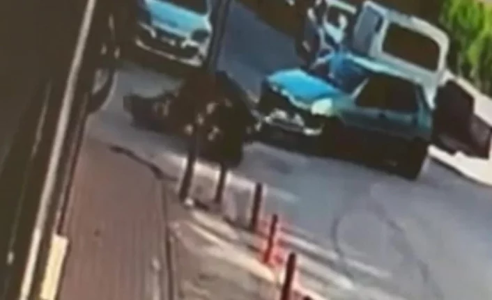Bursa'da otomobil ile motosikletin kazası kamerada