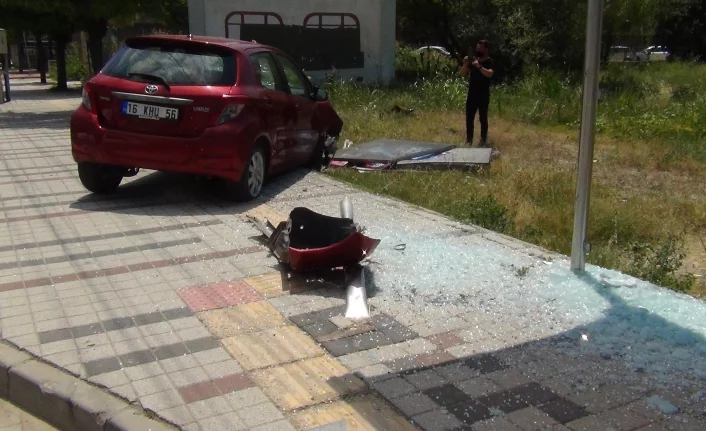 Bursa'da otomobil otobüs durağına daldı: 2 yaralı