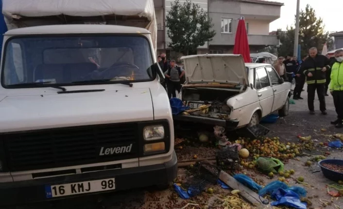 Bursa'da otomobil pazara daldı: 4 yaralı