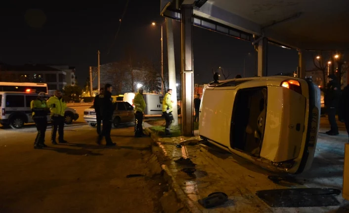Bursa'da otomobil taklalar attı yan yattı