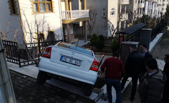 Bursa'da otomobil villa bahçesine uçtu